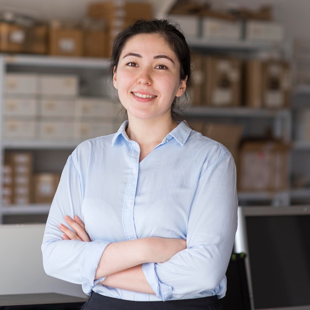 Tiro medio de mujer de negocios sonriente