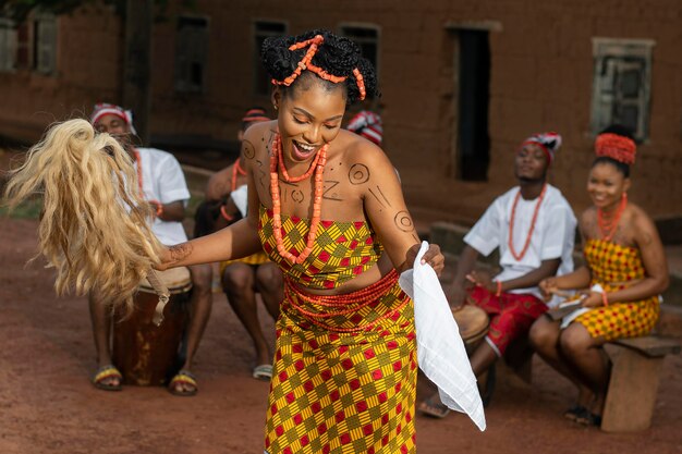 Tiro medio mujer nigeriana bailando al aire libre