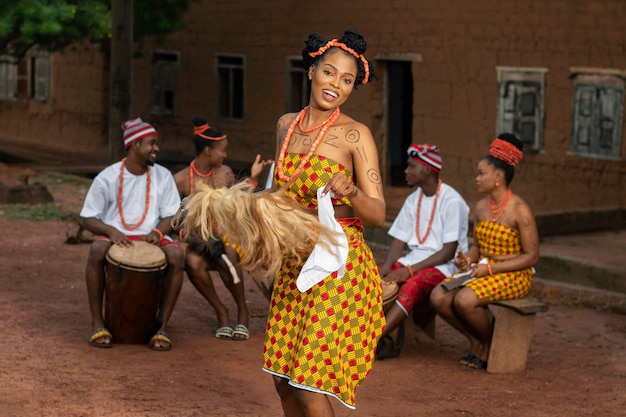 Tiro medio mujer nigeriana bailando