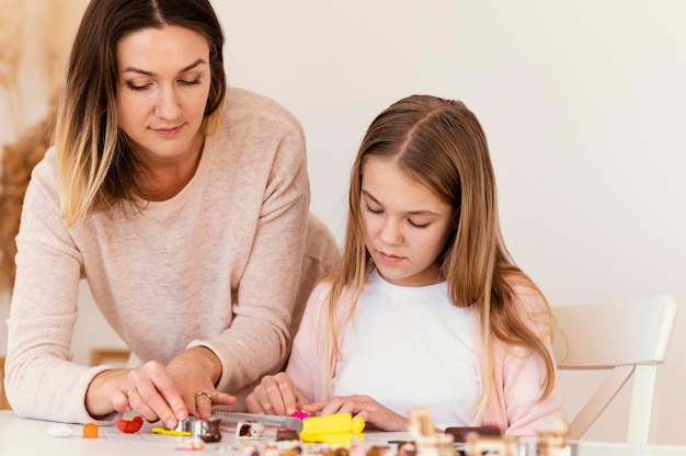 Tiro medio mujer y niña con arcilla