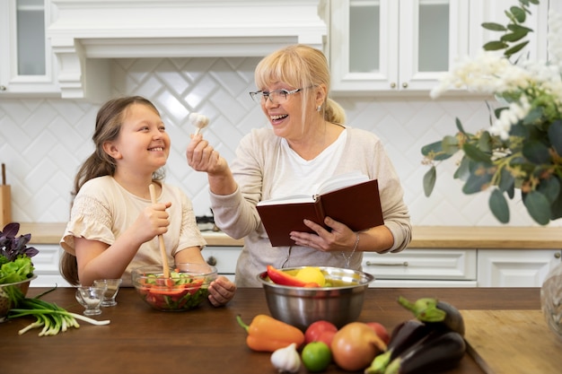 Tiro medio mujer y niña con comida