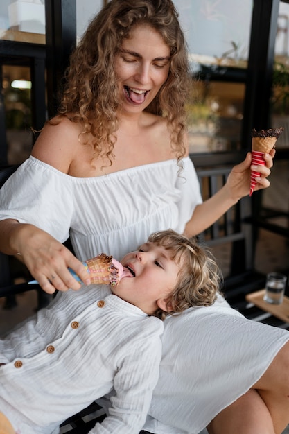 Foto gratuita tiro medio mujer y niño con helado.