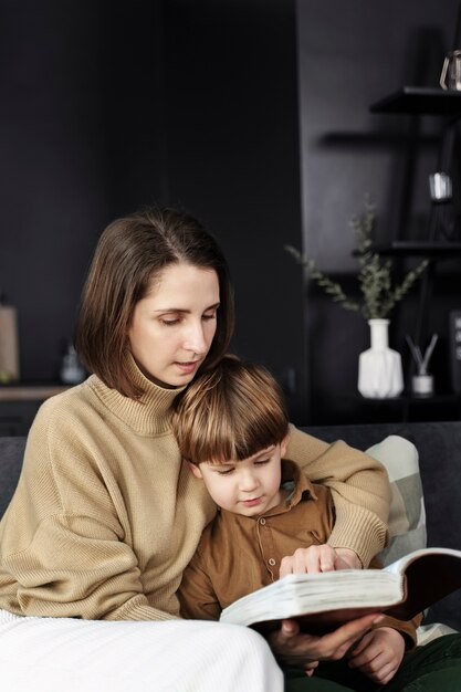 Tiro medio mujer y niño leyendo la biblia