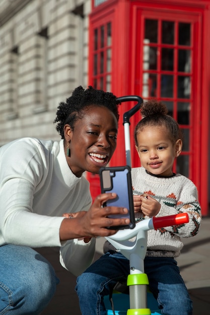 Foto gratuita tiro medio mujer y niño tomando selfie