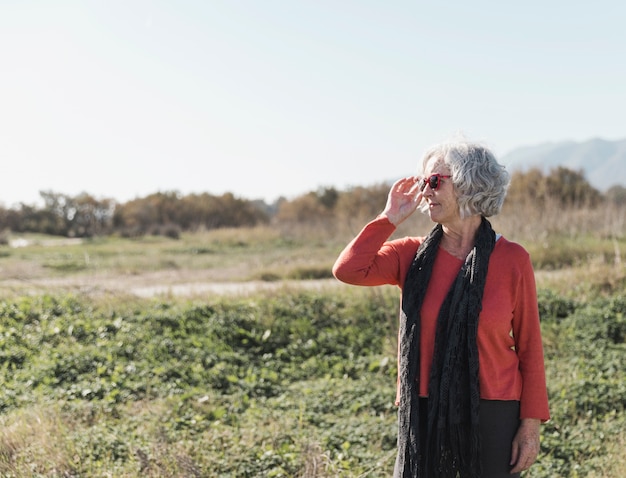 Tiro medio mujer pasar tiempo en la naturaleza