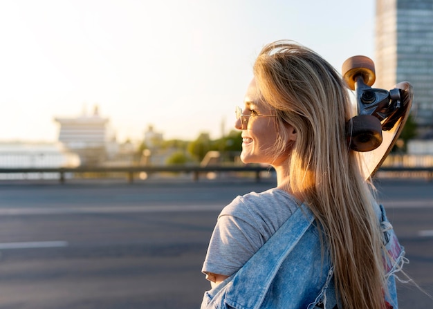 Tiro medio mujer con patineta