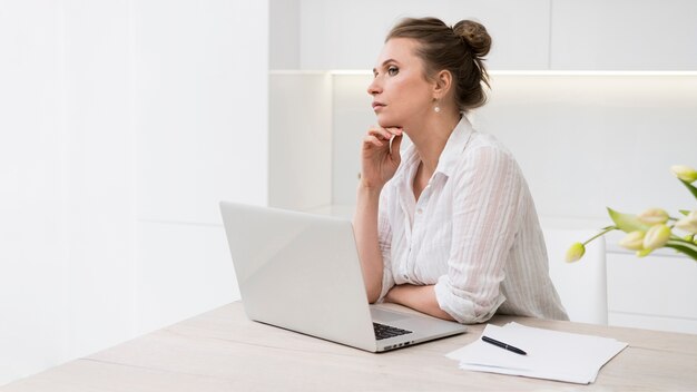 Tiro medio mujer de pensamiento