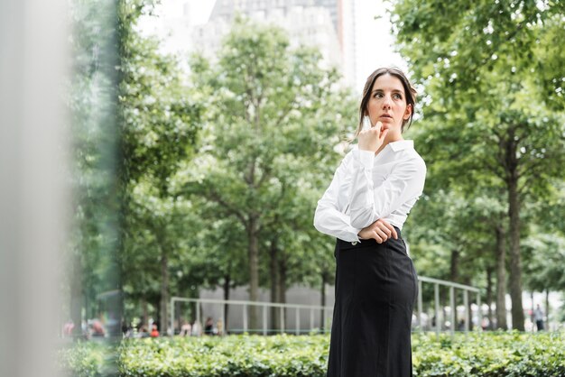 Tiro medio mujer pensando al aire libre