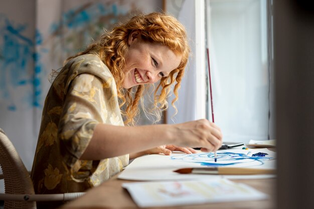 Tiro medio mujer pintando alegremente