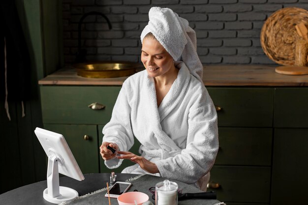 Tiro medio mujer pintando sus uñas