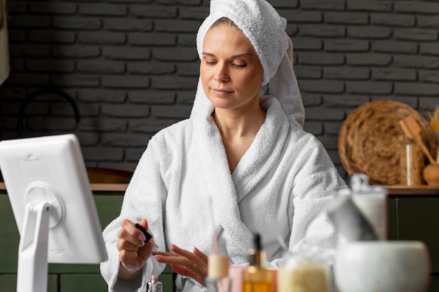 Foto gratuita tiro medio mujer pintando sus uñas