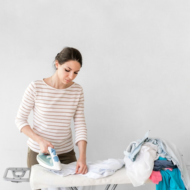 Tiro medio mujer planchado de ropa