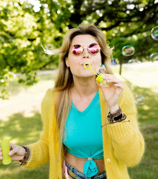 Tiro medio mujer con pompas de jabón