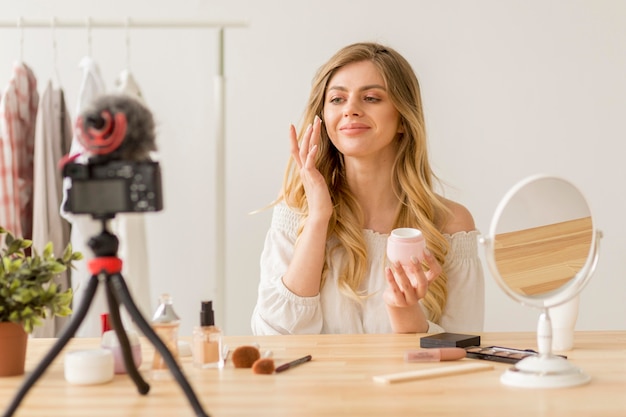 Foto gratuita tiro medio mujer poniéndose maquillaje