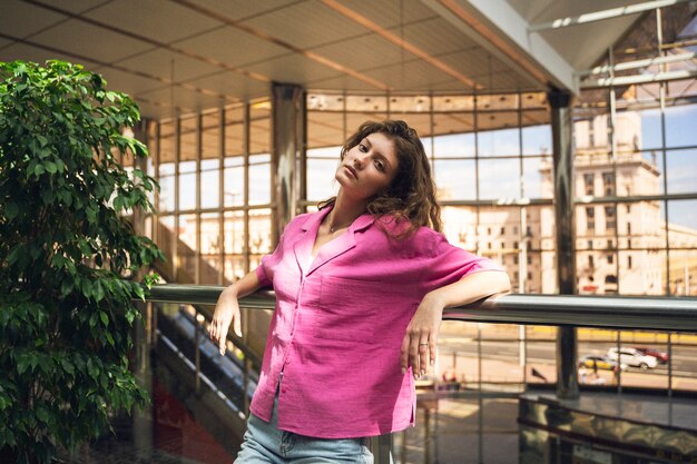 Foto gratuita tiro medio mujer posando en interiores