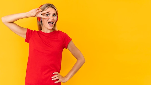 Foto gratuita tiro medio mujer posando en rojo