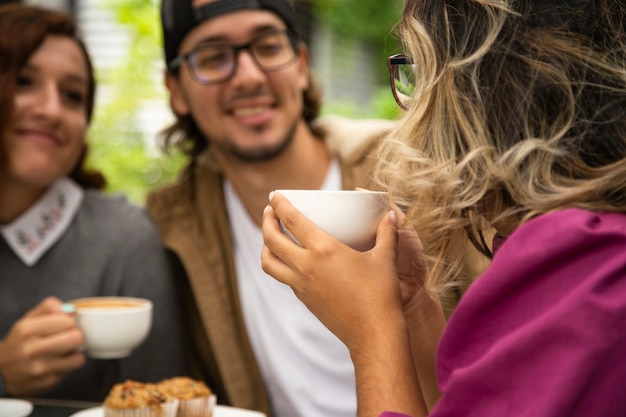 Tiro medio de la mujer que sostiene la taza de café