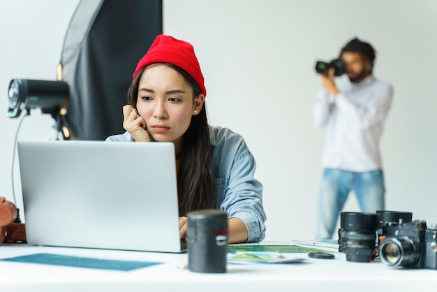 Foto gratuita tiro medio mujer que trabaja en la computadora portátil