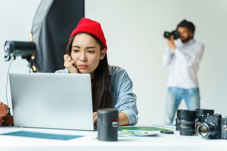 Foto gratuito tiro medio mujer que trabaja en la computadora portátil