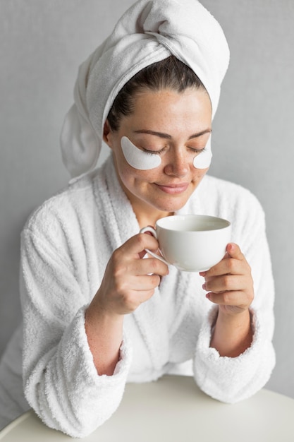 Tiro medio mujer relajada con taza