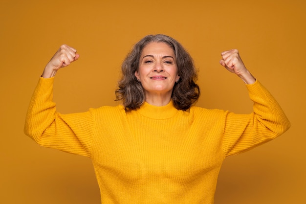 Tiro medio mujer senior fuerte