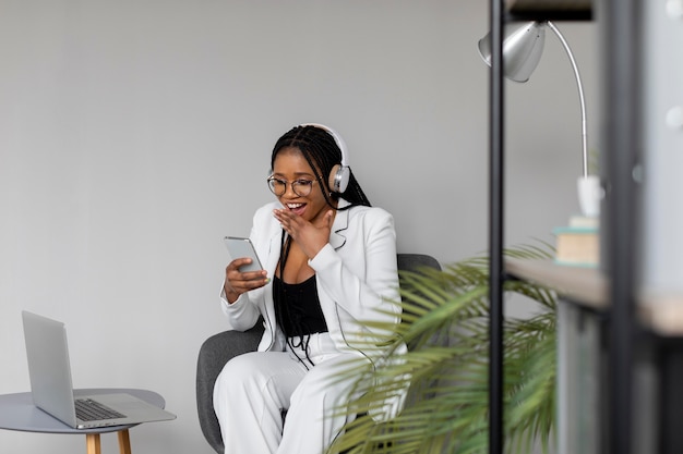 Tiro medio mujer con smartphone
