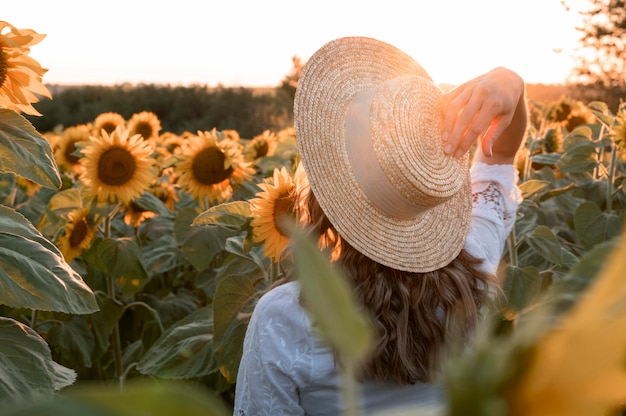 Tiro medio mujer con sombrero en el campo