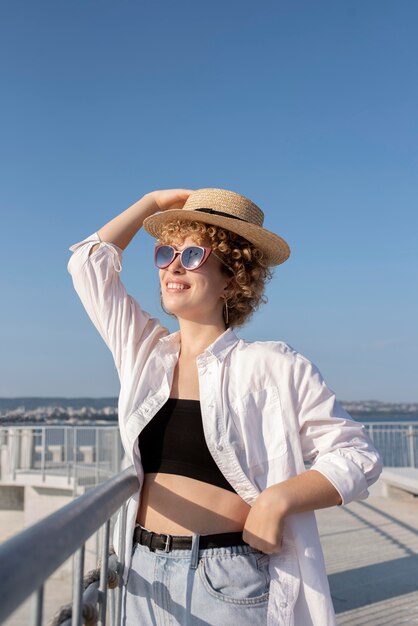 Tiro medio mujer con sombrero