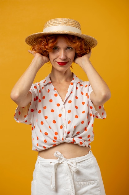 Foto gratuita tiro medio mujer con sombrero