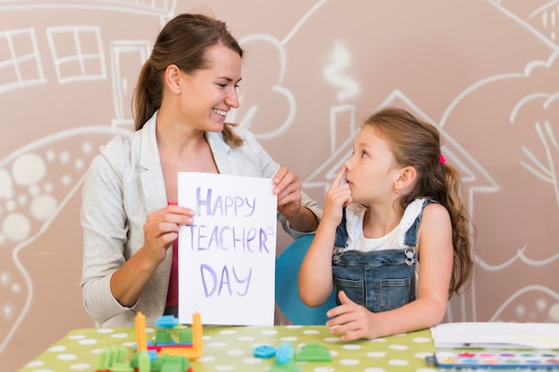 Foto gratuita tiro medio mujer sonriendo a niña