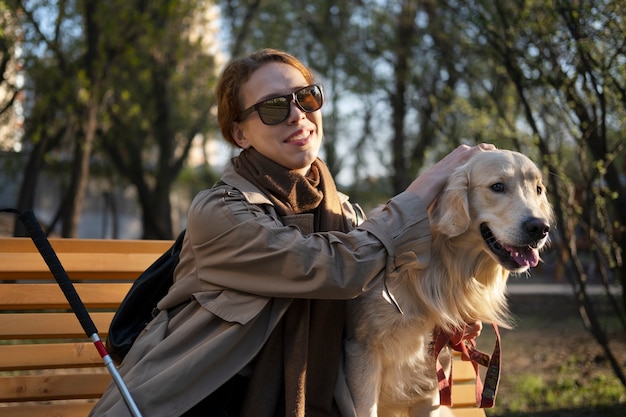 Foto gratuita tiro medio mujer sonriente acariciar a perro