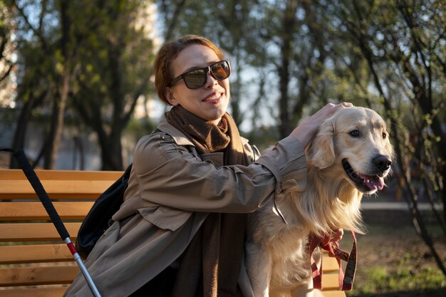 Tiro medio mujer sonriente acariciar a perro