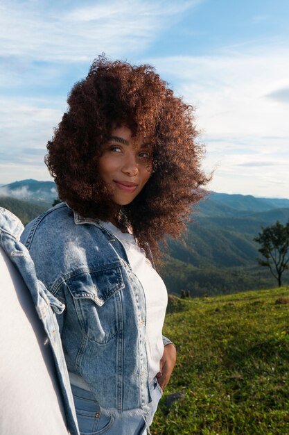 Tiro medio mujer sonriente al aire libre