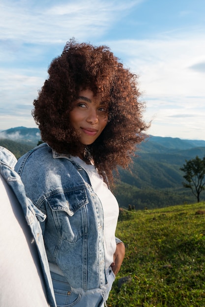 Tiro medio mujer sonriente al aire libre