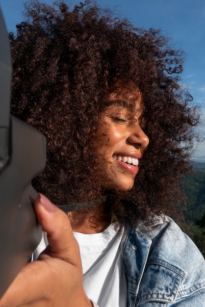 Foto gratuita tiro medio mujer sonriente al aire libre