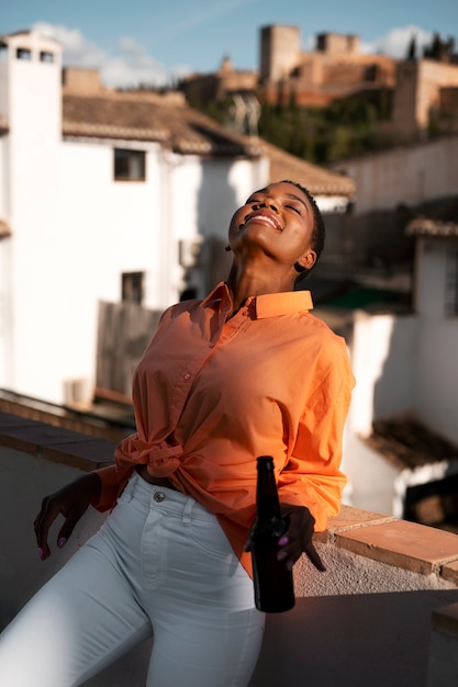 Tiro medio mujer sonriente con bebida