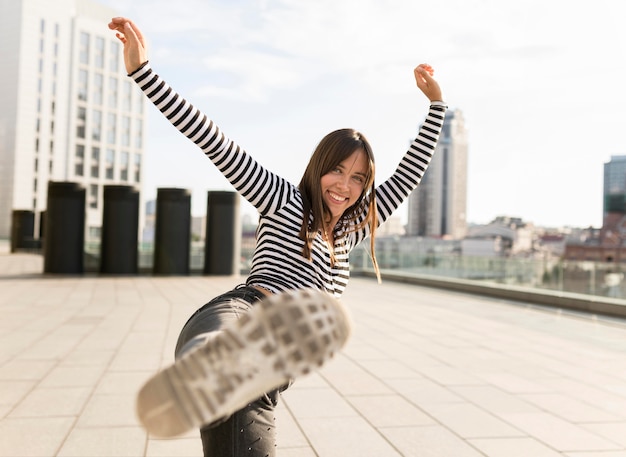 Foto gratuita tiro medio mujer sonriente divirtiéndose afuera