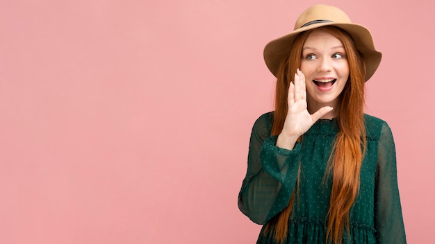 Tiro medio mujer sonriente con espacio de copia