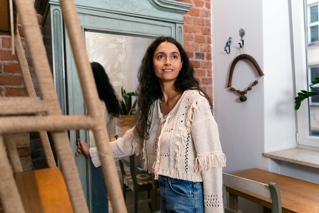 Tiro medio mujer sonriente en interiores