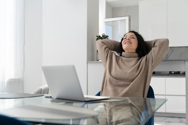 Foto gratuita tiro medio mujer sonriente con laptop