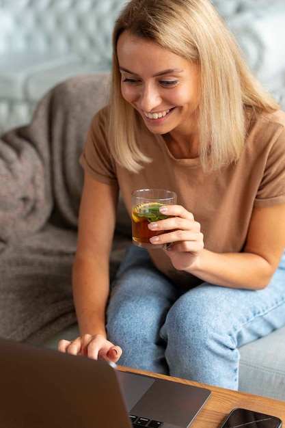 Foto gratuita tiro medio mujer sonriente con laptop