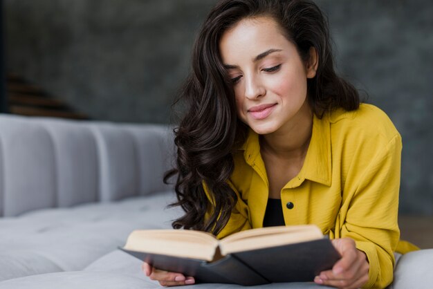 Tiro medio mujer sonriente leyendo