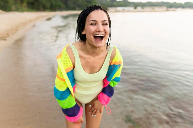 Tiro medio mujer sonriente en el mar