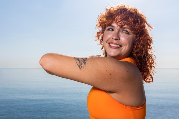 Tiro medio mujer sonriente en el mar