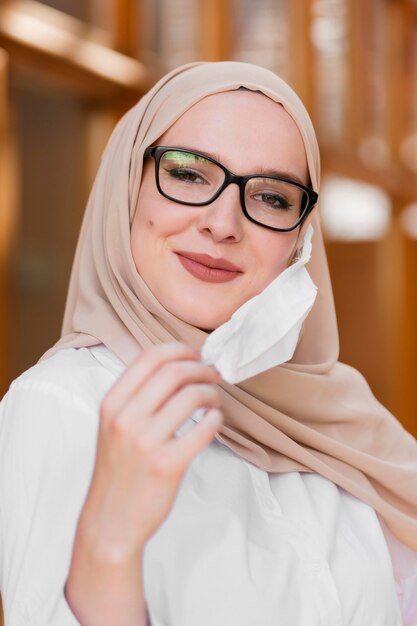 Tiro medio mujer sonriente con máscara médica