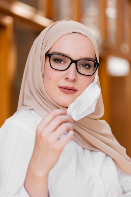 Tiro medio mujer sonriente con máscara