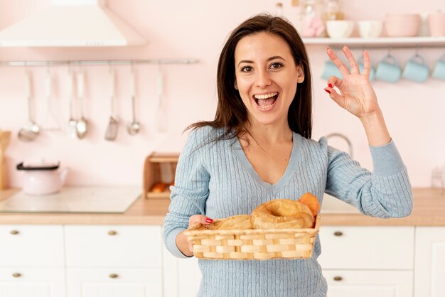 Tiro medio mujer sonriente mostrando aprobación