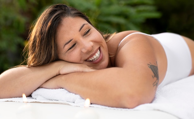 Tiro medio mujer sonriente relajada