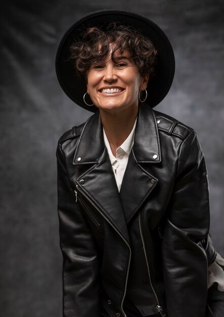 Tiro medio mujer sonriente con sombrero