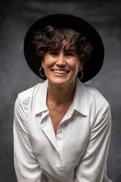 Tiro medio mujer sonriente con sombrero